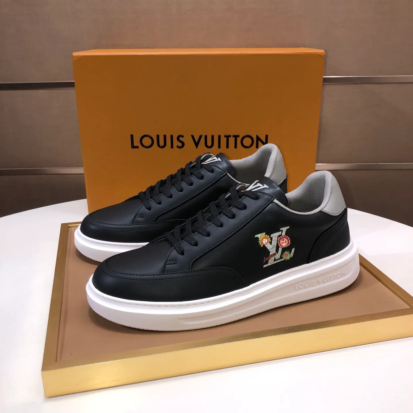 Factory batch 640💰original development, quality shipment, welcome to compare - LV sneaker series sports shoes introduce the loose silhouette of the ready-to-wear series into the spring and summer men's wear shows and make an eye-catching appearance. The cow leather upper is combined with rough fabric laces, and colorful beading highlights the brand's classic elements. LV letters mark the tongue and Monogram floral outsole. Mixed materials Made of top-grain cowhide, thick shoelace design, large Monogram print on the side, mesh lining and cotton feet, the comfort is as extreme as ever, premium heritage, quality first, worth owning! Size: Men’s 38-45 (45 is custom-made and cannot be returned or exchanged)